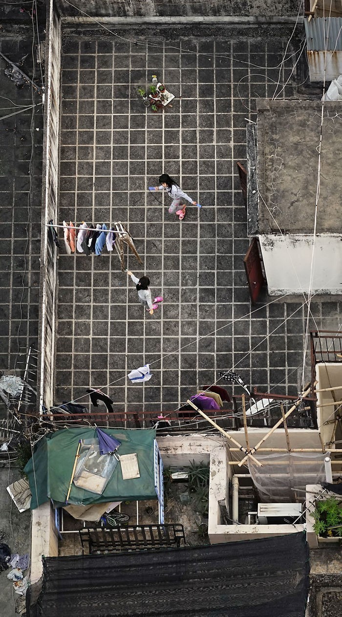 "Pembe Ve Gri Hayatta," İki Küçük Kız Rooftop Üzerinde İp Atlama Oynuyor