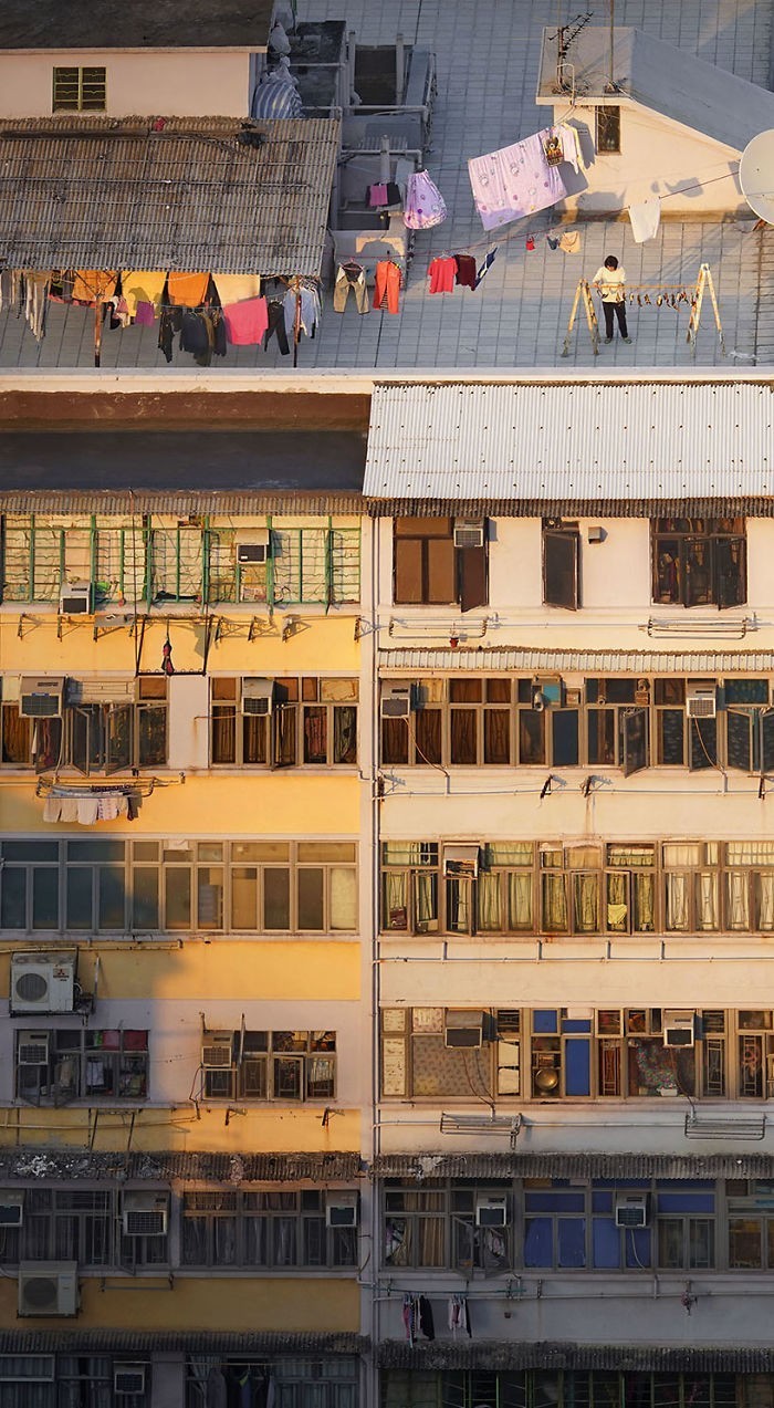 Kadın Güneşte Kurutulmuş Etleri Kontrol Ederken