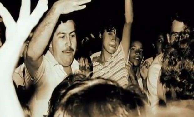 Pablo Escobar, halka olan sevgisini asla unutmadı. Ülkesinde bir destek fonu yarattı, parklar ve okullar inşa etti ve insanlara her zaman yardım etti. İnsanlar Escobar’a Robin Hood demeye başladı.