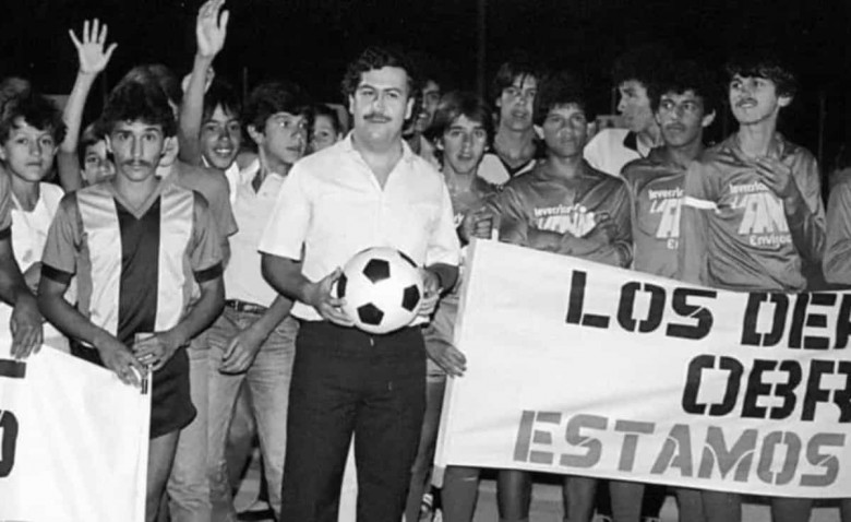 Escobar o kadar büyüdü ki, Amerika'ya her gün 15 ton kokain göndermeye başladı. Amerika'nın bu yüzden ön plana çıkmasından dolayı Amerikan hükümeti Kolombiya'ya baskı yapmaya başladı.