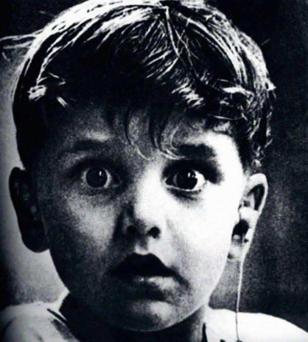 Sürpriz: Harold Whittless doğuştan duymuyor. Bu fotoğrafta, ilk defa cihazdan duyuyor.