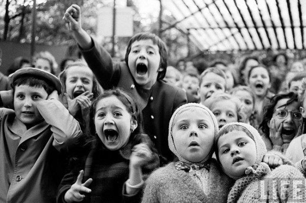 Hayranlık dolu korku: 1963 Parisliler bir kukla tiyatrosunda.