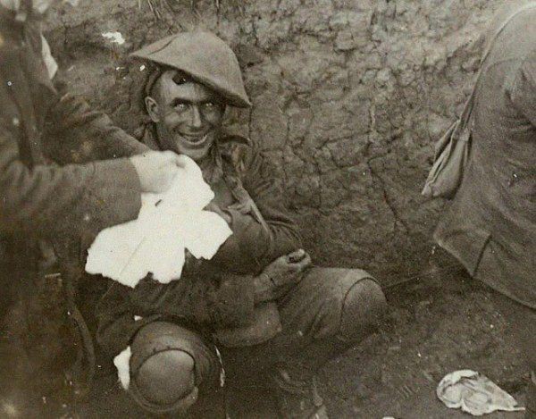 Çılgınlık: Resimdeki asker kontrol edilemeyen panik, zihin kaybı, uyku ve konuşma eşliğinde psikolojik travma yaşıyor. Resim Fransa 1916'da Kurselett Savaşı sırasında çekildi.