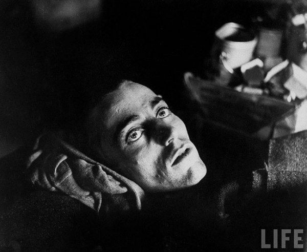 Yorgunluk: 1945'te Limburg'da çekildi. Fotoğrafta bir Alman toplama kampından kurtulan Amerikalı bir asker gösteriliyor.