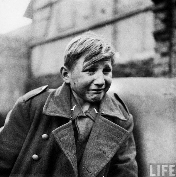 Korku: Fotoğraftaki 15 yaşındaki Alman askeri, Hans Georg Henked. Ebeveynleri öldükten sonra, aç kalmaması için bir asker oldu. 3 Nisan 1945'te Amerikan askerleri tarafından yakalandı ve ağlamaya başladı.