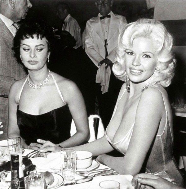 Haset: Sofia Loren ve Jane Mansfield fotoğrafta. 20. Yüzyıl Fox filmi etkinliği sırasında 12 Nisan 1957'de çekildi.