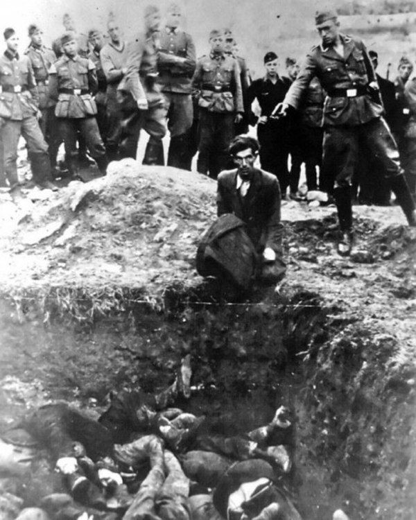 Resim, Yahudilerin infaz edildiğini gösteriyor. Savaş sırasında 28.000 Yahudi'nin öldüğü tahmin ediliyor.