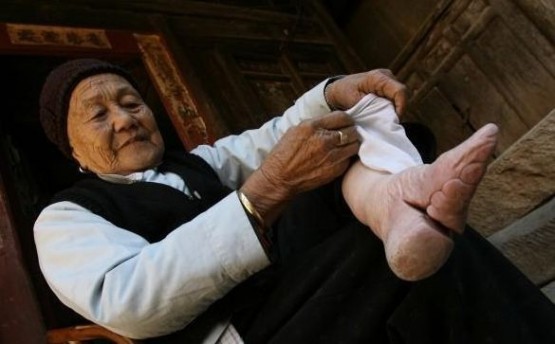 Ayaklarını inanılmaz derecede bükerlerdi