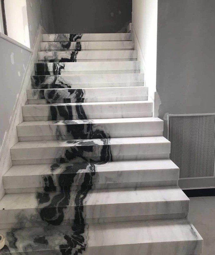 Merdivenlerdeki bu mermer damar düzeni