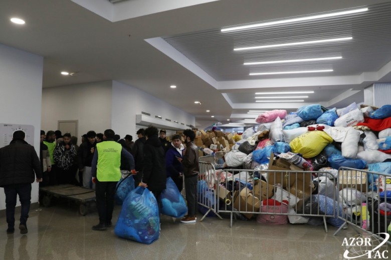 Toplanan yardımlar gönüllüler tarafından ayrıştırılıyor, paketleniyor, arabalara yüklenip ve ülkemize gönderiliyor.