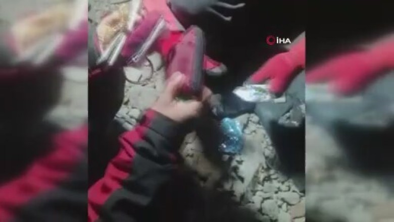 Enkazda bulunan yarım milyona yakın para ve takıları ekipler sahibine teslim etti